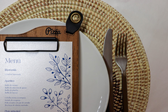 ERGO - Portamenù pinza piatta A5 Supporti per menu in legno Supporto porta menù in legno con design ergonomico, dotato di cli...