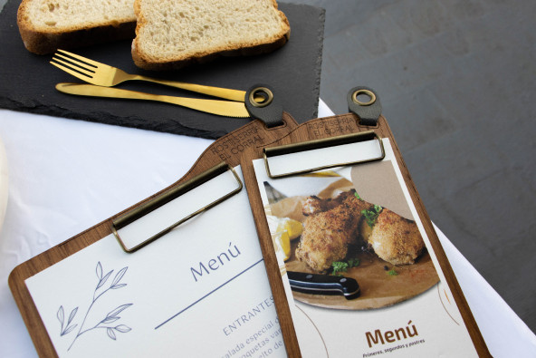 ERGO - Portamenù pinza piatta A5 Supporti per menu in legno Supporto porta menù in legno con design ergonomico, dotato di cli...