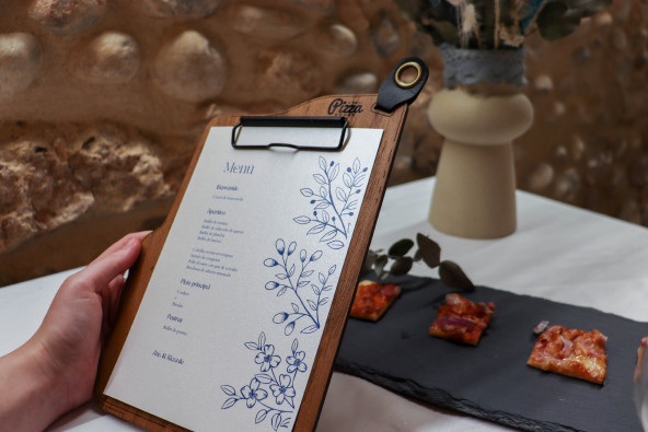 ERGO - Portamenù pinza piatta A5 Supporti per menu in legno Supporto porta menù in legno con design ergonomico, dotato di cli...